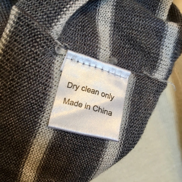 UNTUCKit w/ Merino Wool Gray White Sweater Small - Picture 8 of 8